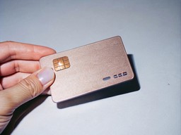 사람 든 카드 손