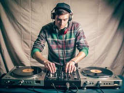 플라이드 셔츠와 헤드폰을 입은 남성 DJ
