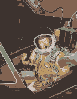 lunar 단위 시뮬레이터 또는 캡슐에 앉는 spacesuit에 있는 astronaut