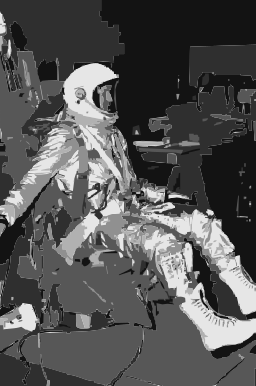 astronaut는 임무 또는 훈련을 위해 준비된 한 벌에 자리 잡았습니다.