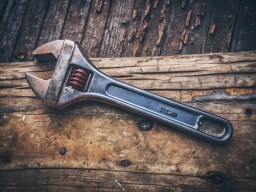 piece wood 위의 vector illustration wrench