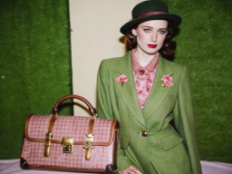 분홍색 purse을 들고 있는 여성 안의 초록색 suit 와 모자