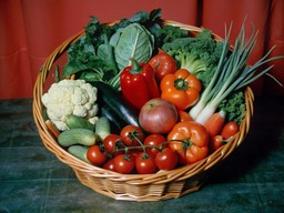 탁자 위의 basket fruit 와 vegetables