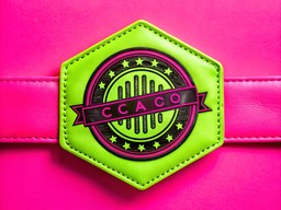 앞 위의 분홍색 backpack 함께 초록색 와 검은색 logo