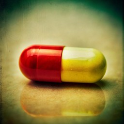 탁자 위에 앉아 있는 빨간색 와 노란색 pill