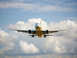 하늘 안의 plane 날고 있는