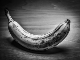 탁자 위의 검은색 와 흰색 photo banana