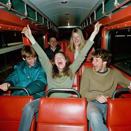 bus 안의 group 사람들 앉아 있는