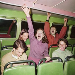 bus 위의 group 사람들 riding