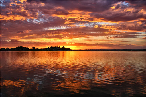 A Sunset 위에 the 물 와 구름 에 The Sky