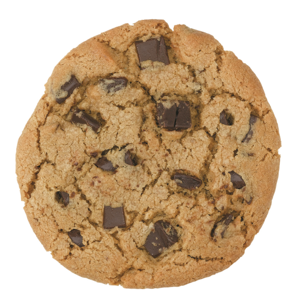 흰색 배경 위의 chocolate chip cookie