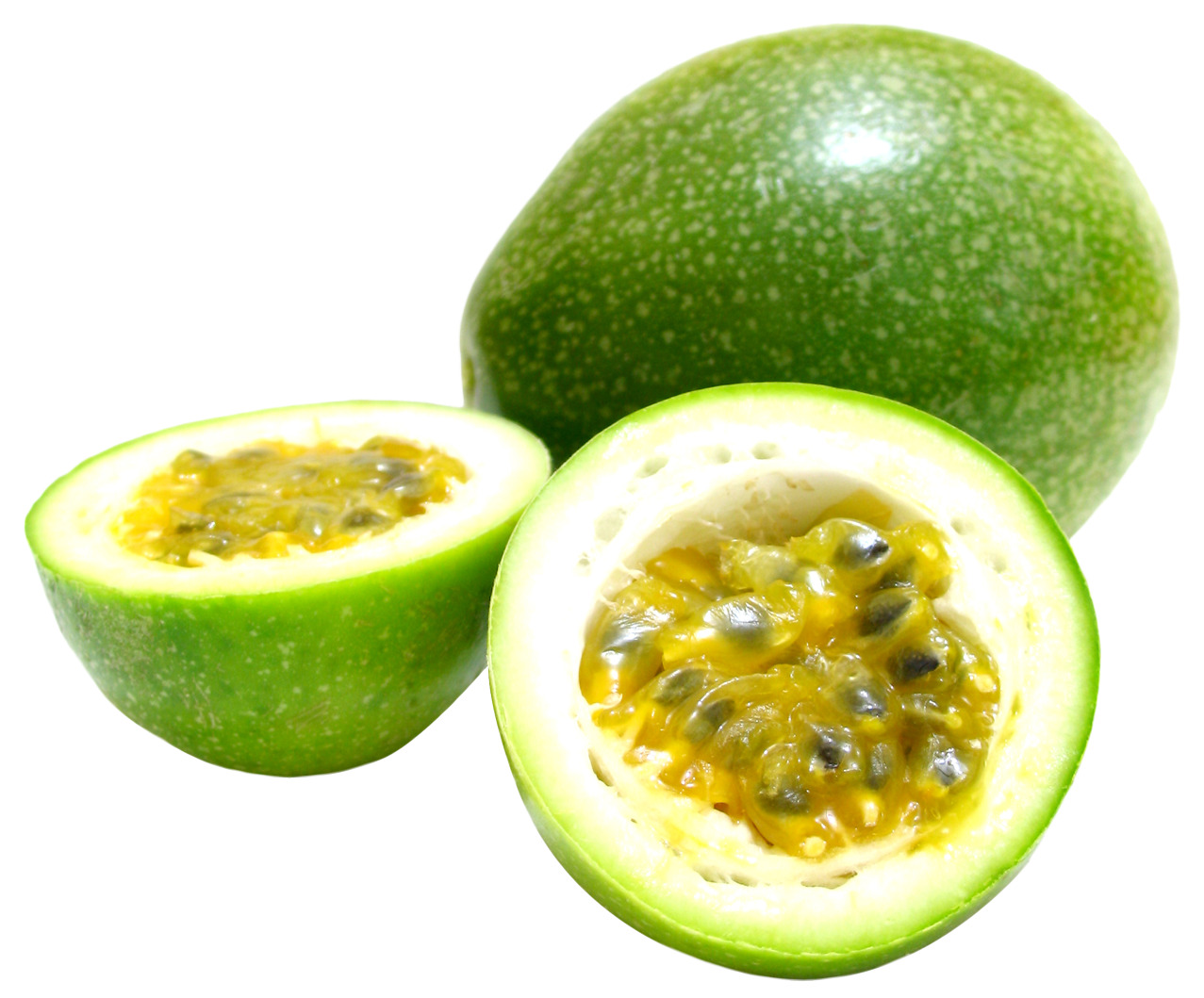흰색 배경 위의 passion fruit cut 안의 half