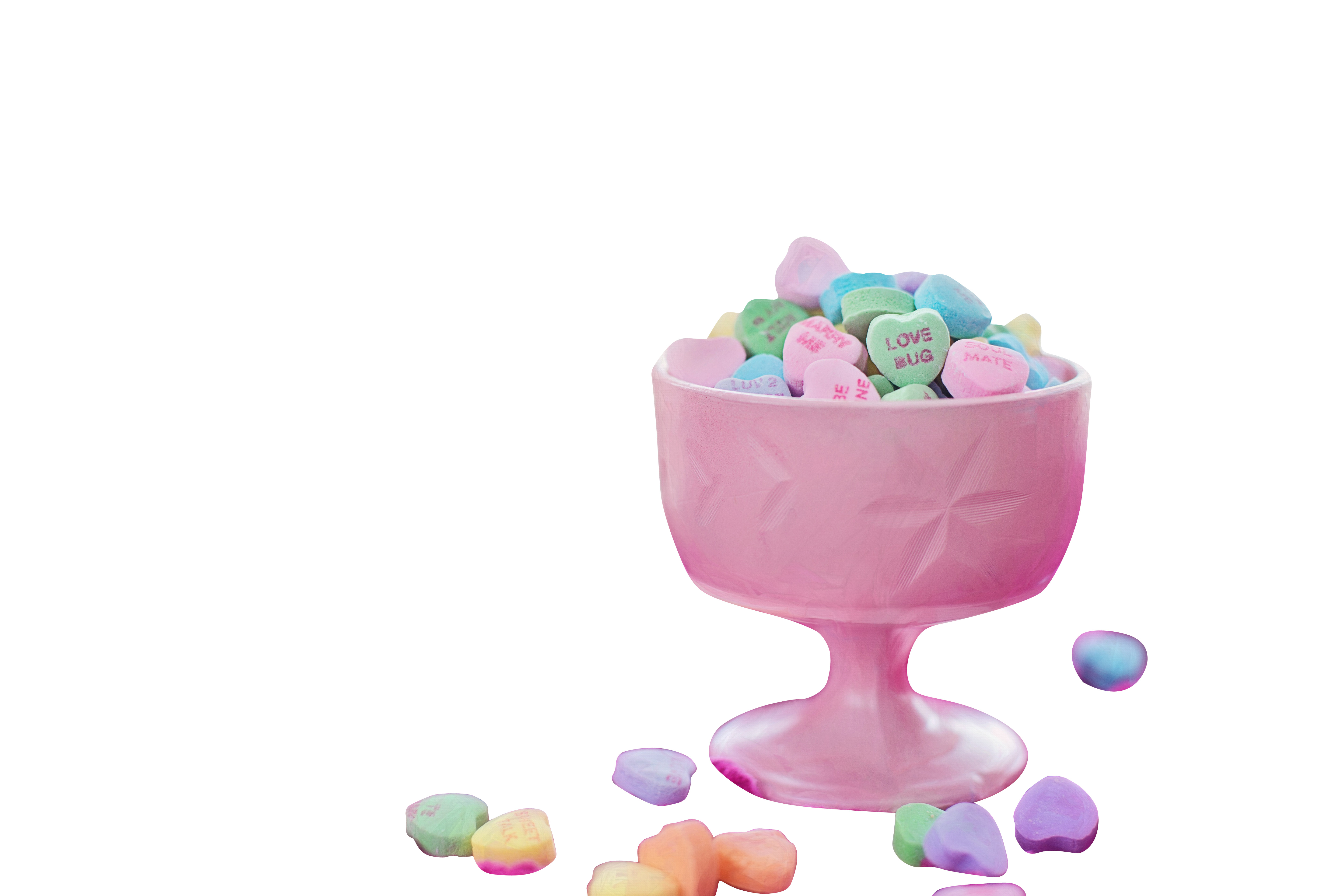 heart shaped candis로 가득 찬 분홍색 candy 그릇