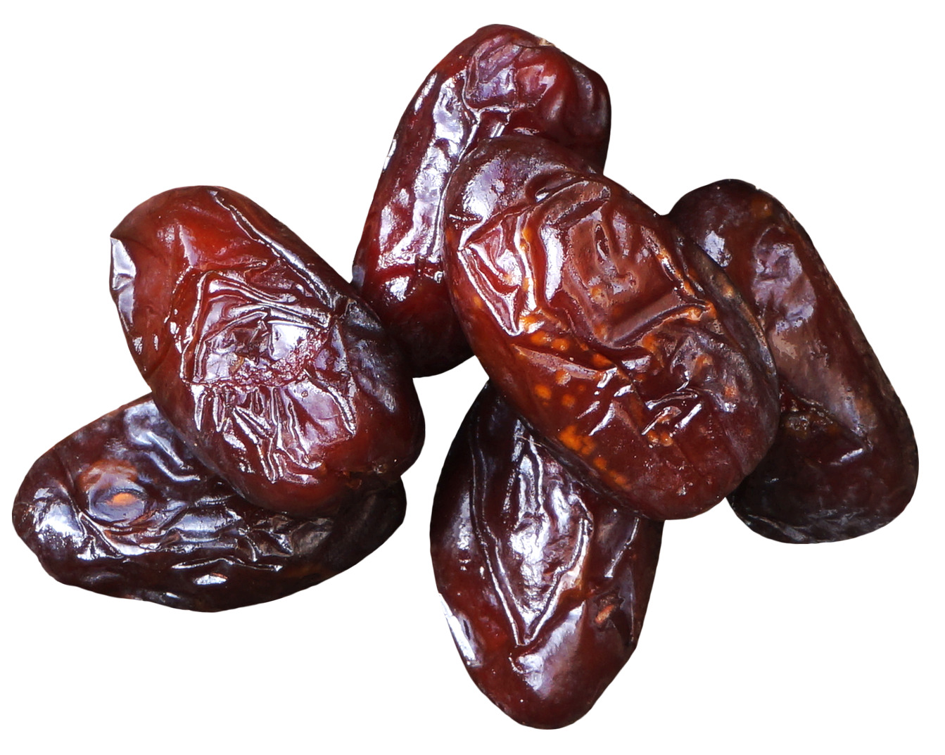 흰색 배경 위의 pile dried dates