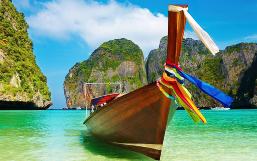 화려한 flags이 있는 boat 안의 바다