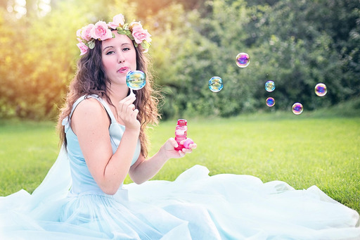 파란색 드레스 blowing soap bubbles 안의 소녀