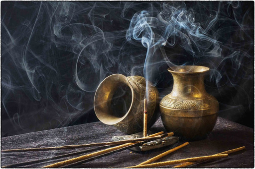 나무 탁자 함께 smoke coming from them 위의 incenses 와 incense sticks