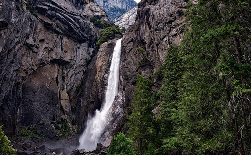 숲 한가운데의 큰 waterfall 02