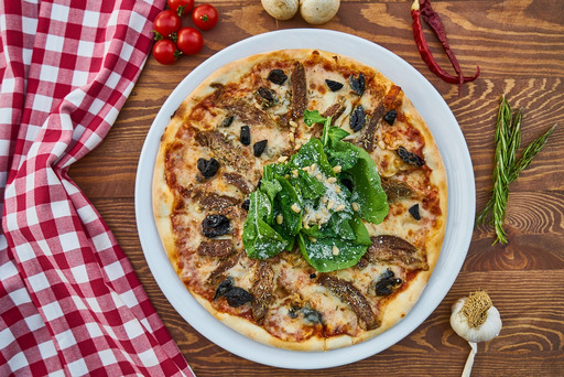 흰색 plate 위에 앉아 있는 pizza