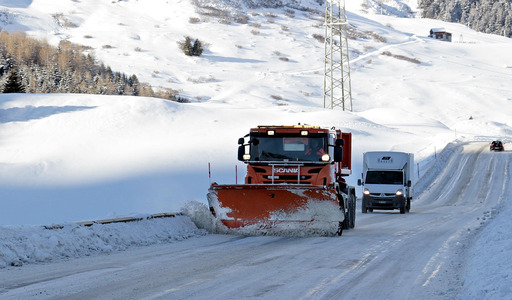 french alps 안의 눈 pling vehicle makes its way down 눈 덮인 길