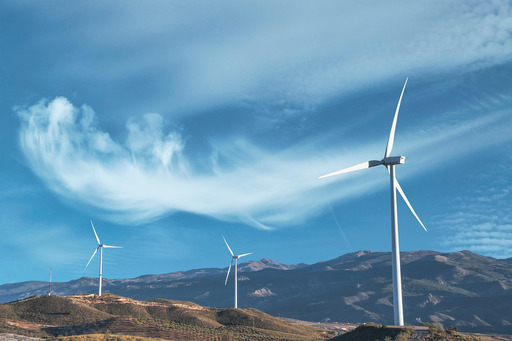 mountains을 배경으로 한 wind turbines 위의 hill